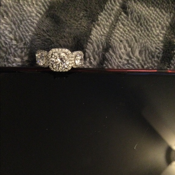 🔥🔥💍 3 Diamond Halo Ring 💍🔥🔥 - Picture 3 of 4
